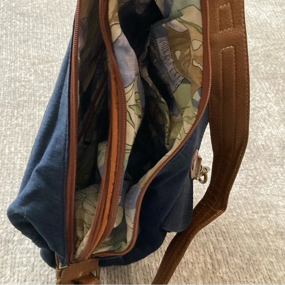 Caribbean Joe‎ navy canvas hobo bag w/ brown faux leather trim & print lining